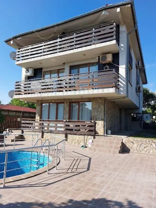 Cozy, Spacious Apartment Near Paradise Bay Sozopol